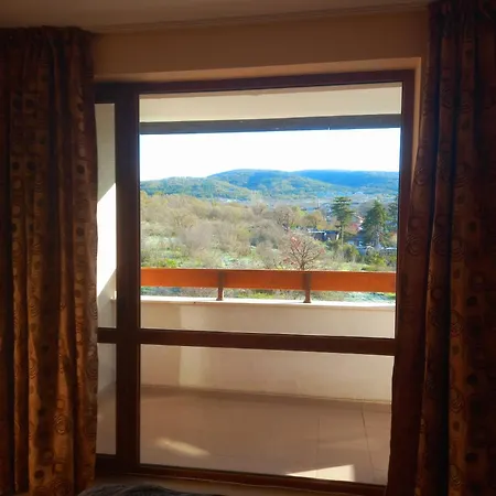 Hills View Apartment